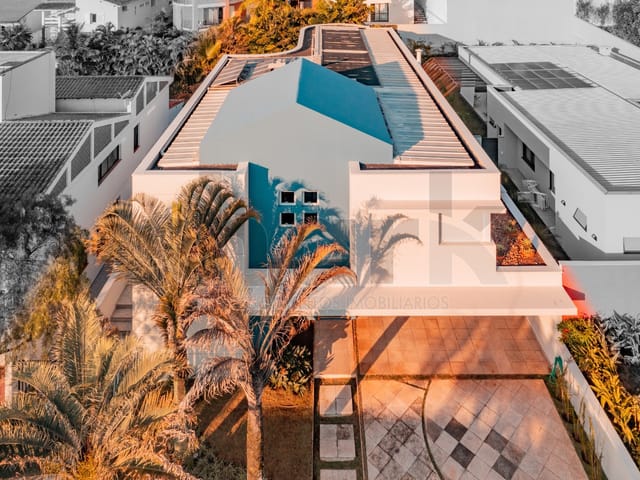 Casa com 640m² 4 quartos e 6 banheiros, à venda ou para alugar, no bairro Alphaville Residencial Um em Barueri