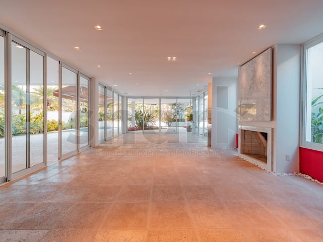Casa com 640m² 4 quartos e 6 banheiros, à venda ou para alugar, no bairro Alphaville Residencial Um em Barueri