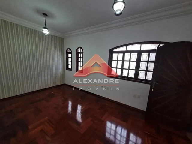 Casa com 250m² 5 quartos e 3 banheiros, à venda ou para alugar, no bairro Jardim Ismênia em São José Dos Campos
