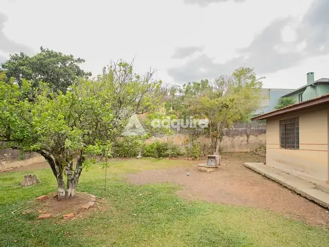 Casa com 660m² 3 quartos e 2 banheiros, à venda, no bairro Uvaranas em Ponta Grossa