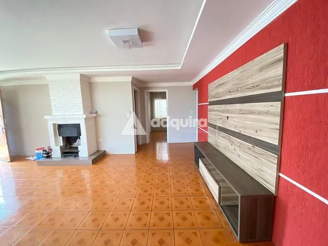 Casa 4 quartos e 3 banheiros, à venda, no bairro Uvaranas em Ponta Grossa