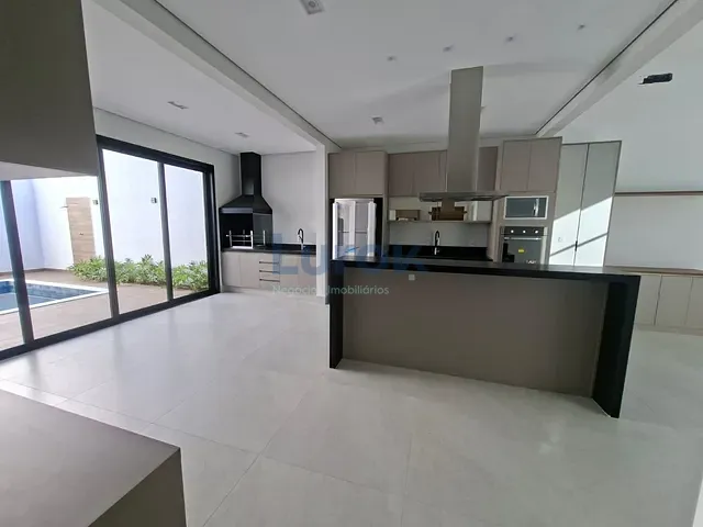 Casa com 300m² 3 quartos e 4 banheiros, à venda, no bairro Roncáglia em Valinhos