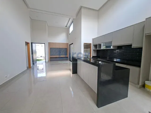 Casa com 300m² 3 quartos e 4 banheiros, à venda, no bairro Roncáglia em Valinhos