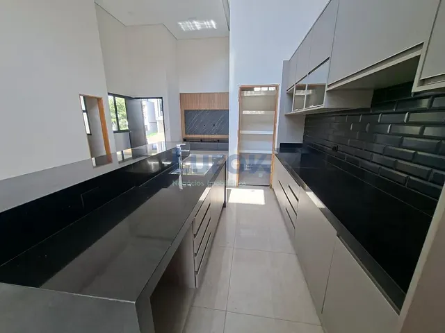 Casa com 300m² 3 quartos e 4 banheiros, à venda, no bairro Roncáglia em Valinhos