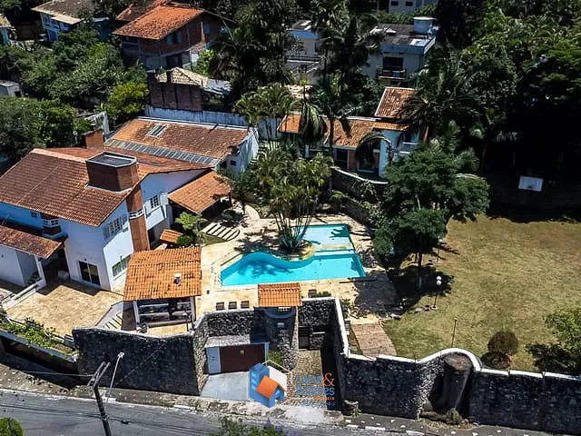 Casa com 708m² 6 quartos e 8 banheiros, à venda, no bairro Granja Viana em Cotia