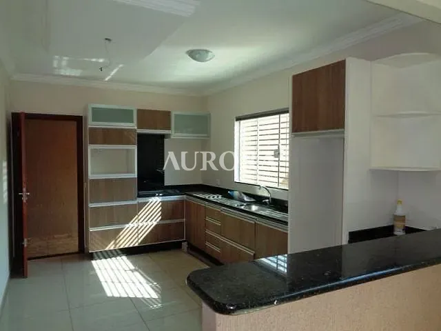 Casa com 200m² 3 quartos e 2 banheiros, à venda, no bairro Conjunto Habitacional Champagnat em Londrina