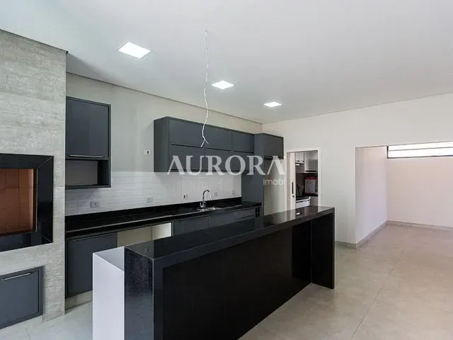 Casa com 300m² 3 quartos e 4 banheiros, à venda, no bairro Centro em Cambé