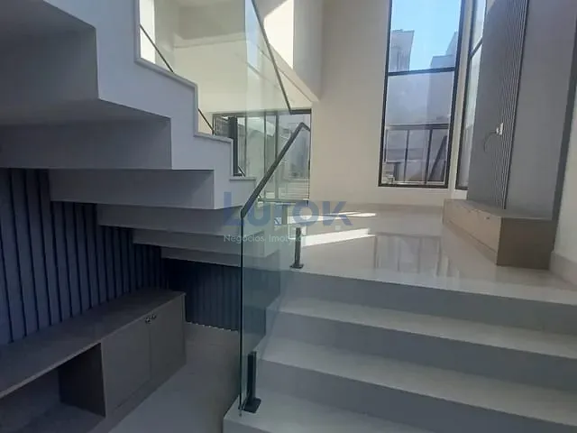 Casa com 300m² 3 quartos e 4 banheiros, à venda, no bairro Vila Pagano em Valinhos