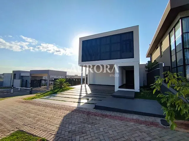 Casa com 235m² 3 quartos e 4 banheiros, à venda, no bairro Gleba Pinguim em Londrina