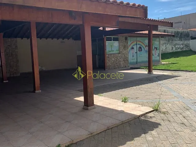 Casa com 1390m², à venda, no bairro São Benedito em Pindamonhangaba