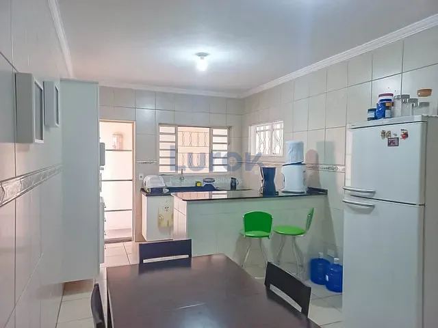 Casa com 200m² 2 quartos e 1 banheiro, à venda, no bairro Parque dos Cocais em Valinhos