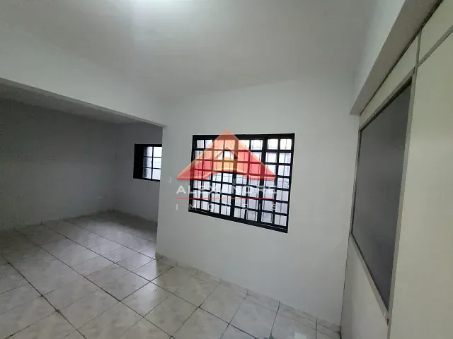 Casa com 300m² 3 quartos e 2 banheiros, para alugar, no bairro Vila Industrial em São José dos Campos