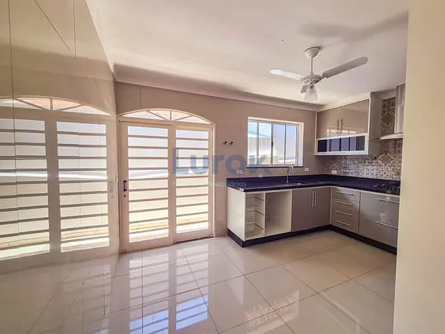 Casa com 206m² 3 quartos e 2 banheiros, à venda, no bairro Lenheiro em Valinhos