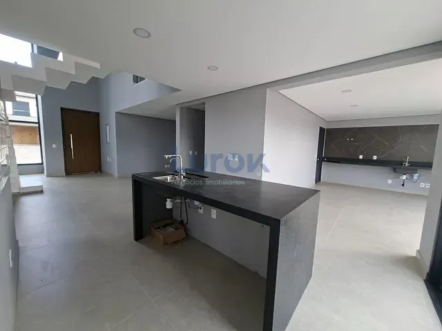 Casa com 300m² 3 quartos e 5 banheiros, à venda, no bairro Roncáglia em Valinhos
