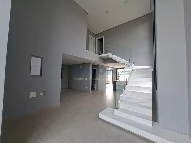 Casa com 300m² 3 quartos e 5 banheiros, à venda, no bairro Roncáglia em Valinhos
