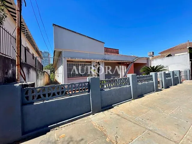 Casa à venda, no bairro Centro em Londrina
