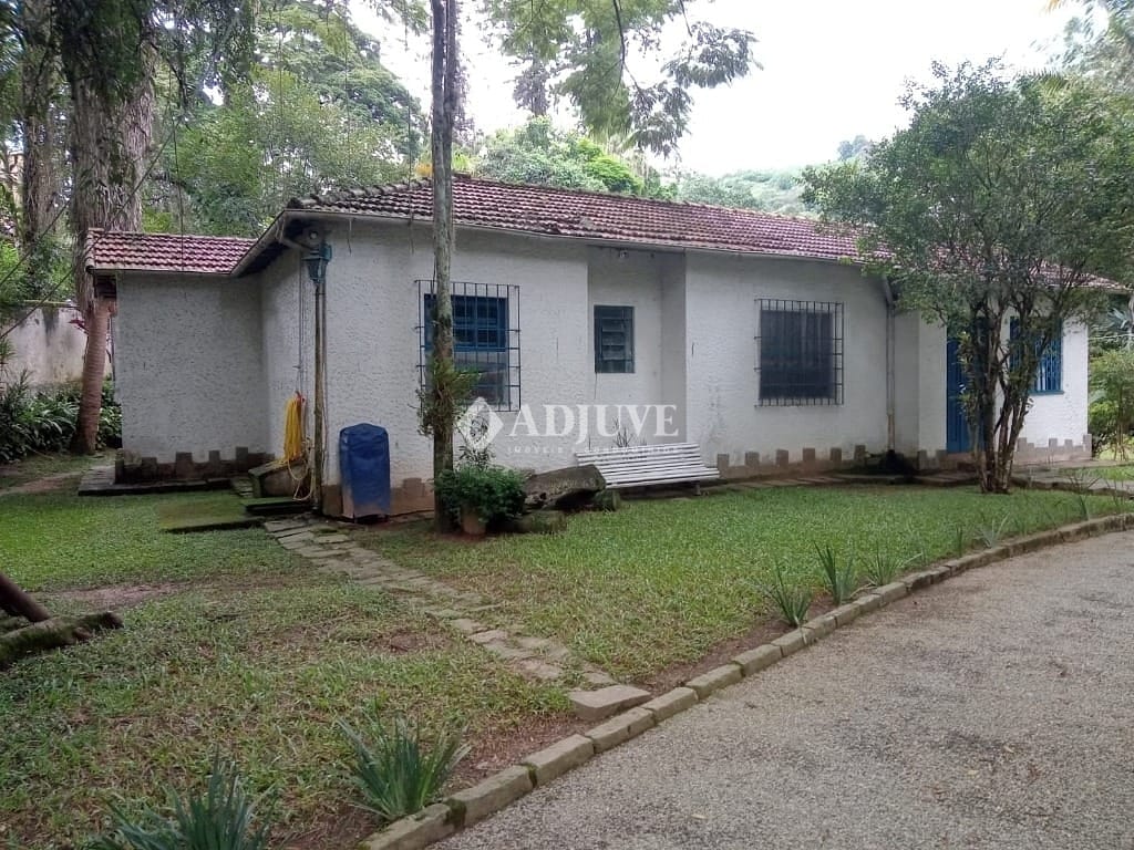 Casa à venda com 5 quartos, 200m² - Foto 1