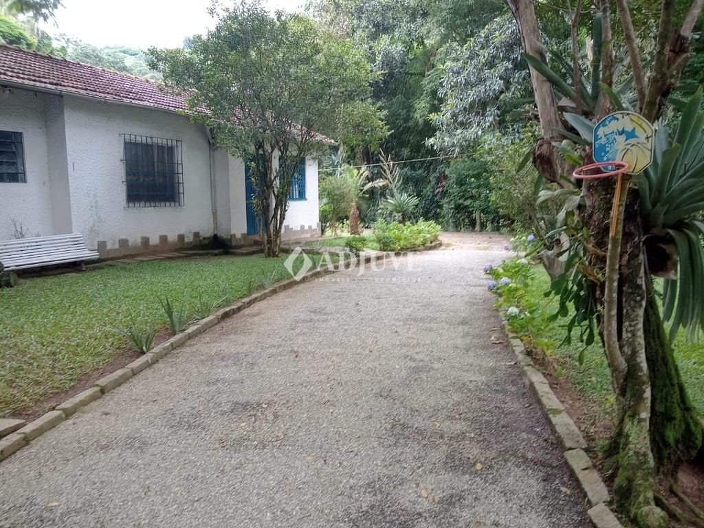 Casa à venda com 5 quartos, 200m² - Foto 11