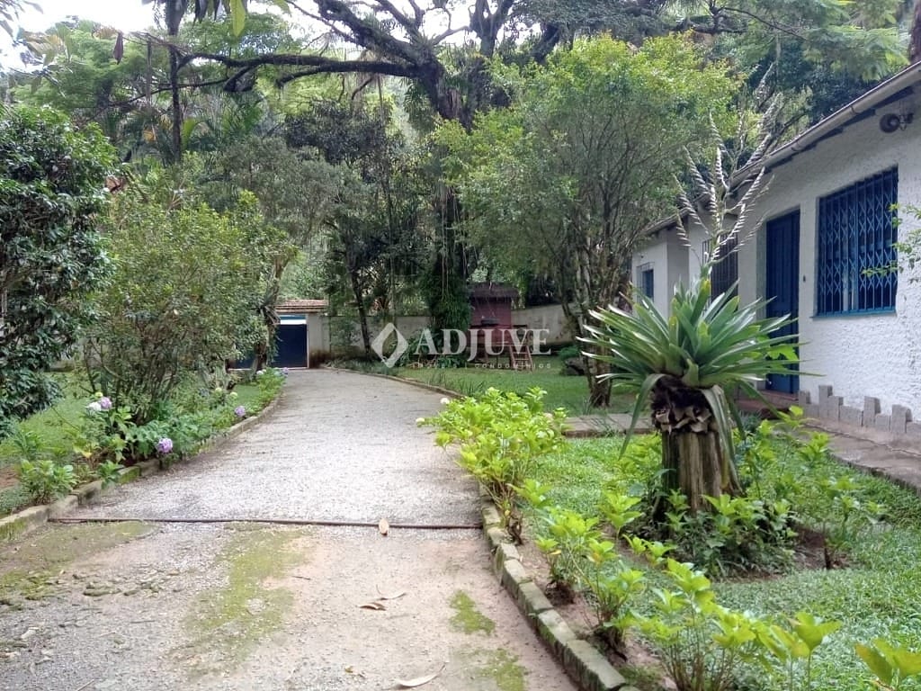 Casa à venda com 5 quartos, 200m² - Foto 2