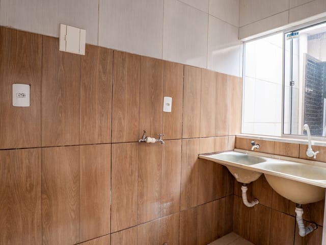 Casa com Quintal e 2 Quartos em Excelente Localização disponivél para Locação no Setor Campinas em Goiânia - Foto