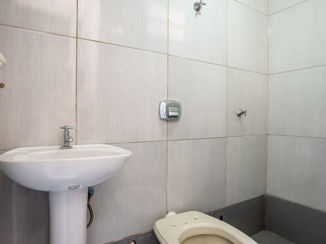 Casa com Quintal e 2 Quartos em Excelente Localização disponivél para Locação no Setor Campinas em Goiânia - Foto