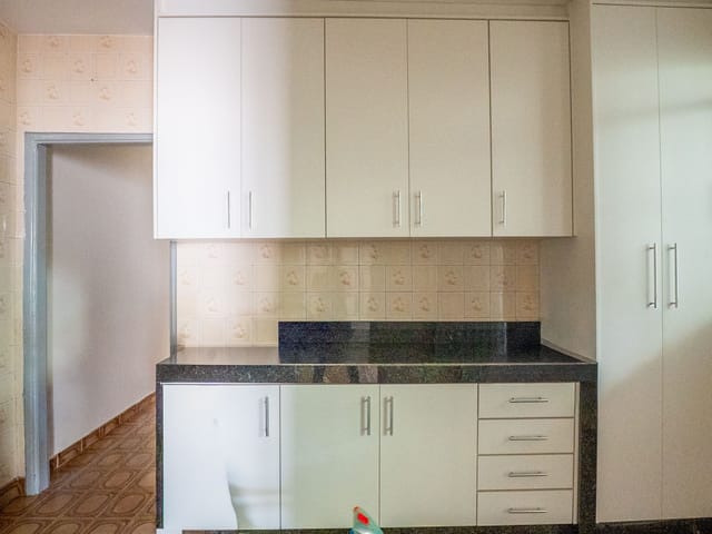 Casa com Quintal e 2 Quartos em Excelente Localização disponivél para Locação no Setor Campinas em Goiânia - Foto