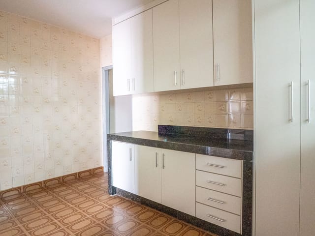 Casa com Quintal e 2 Quartos em Excelente Localização disponivél para Locação no Setor Campinas em Goiânia - Foto