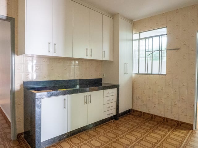 Casa com Quintal e 2 Quartos em Excelente Localização disponivél para Locação no Setor Campinas em Goiânia - Foto