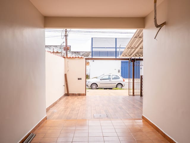Casa com Quintal e 2 Quartos em Excelente Localização disponivél para Locação no Setor Campinas em Goiânia - Foto