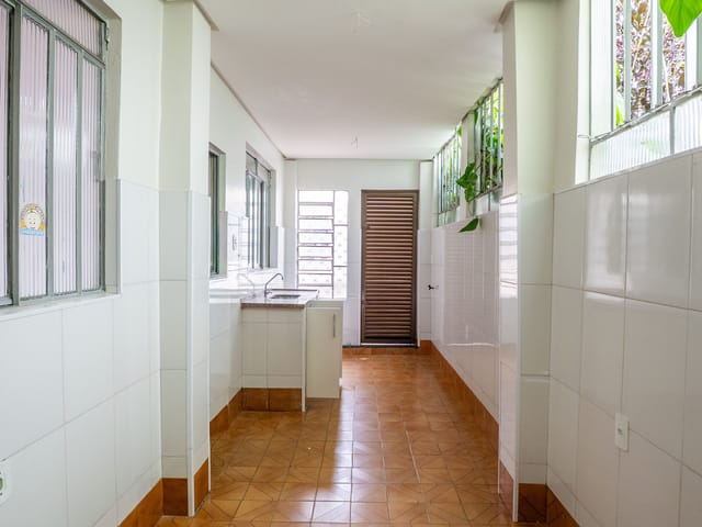 Casa com Quintal e 2 Quartos em Excelente Localização disponivél para Locação no Setor Campinas em Goiânia - Foto