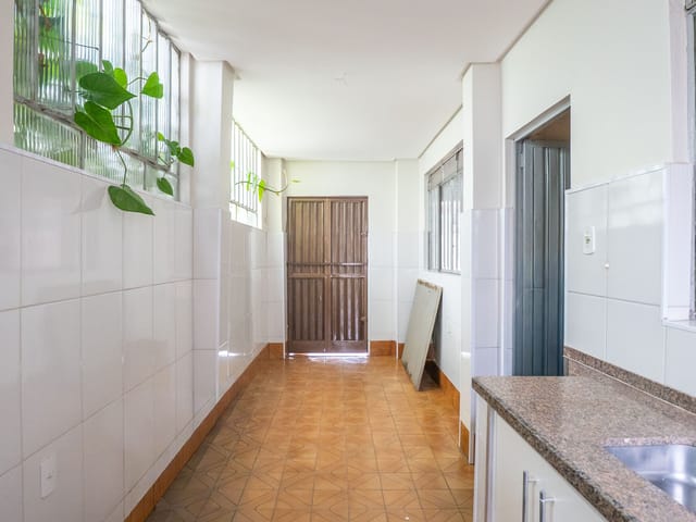 Casa com Quintal e 2 Quartos em Excelente Localização disponivél para Locação no Setor Campinas em Goiânia - Foto