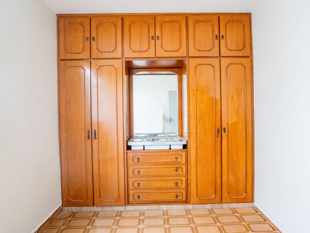 Casa com Quintal e 2 Quartos em Excelente Localização disponivél para Locação no Setor Campinas em Goiânia - Foto