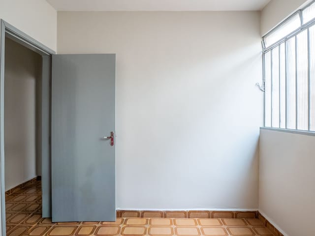 Casa com Quintal e 2 Quartos em Excelente Localização disponivél para Locação no Setor Campinas em Goiânia - Foto