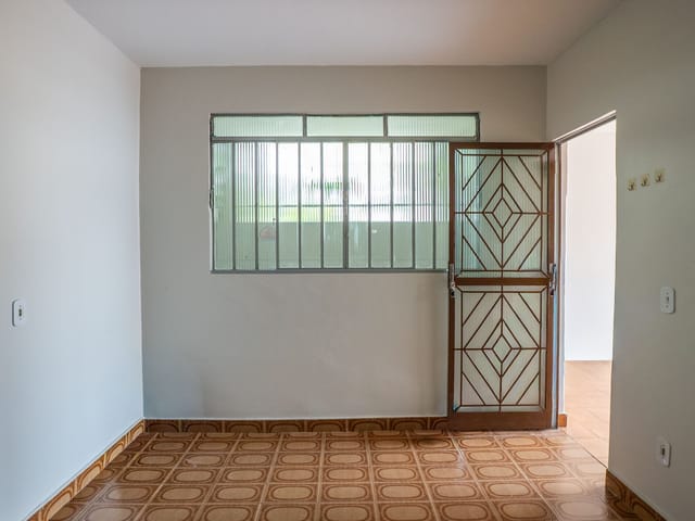 Casa com Quintal e 2 Quartos em Excelente Localização disponivél para Locação no Setor Campinas em Goiânia - Revenda