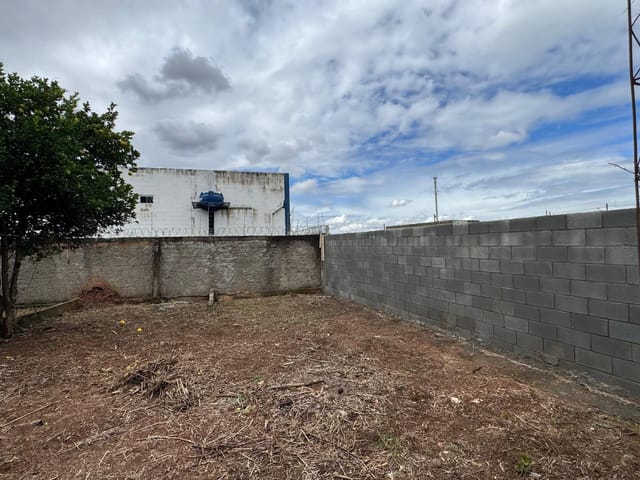 Casa com quintal amplo na Vila Oliveira – Espaço e localização prática para o dia a di - Foto