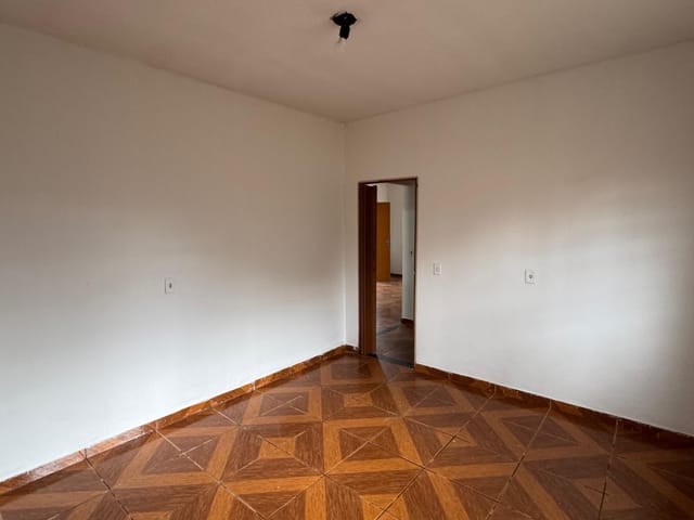 Casa com quintal amplo na Vila Oliveira – Espaço e localização prática para o dia a di - Foto