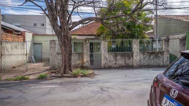Lote Comercial com Construção em localização estratégica na Avenida Castelo Branco no Setor Coimbra em Goiânia  - Foto