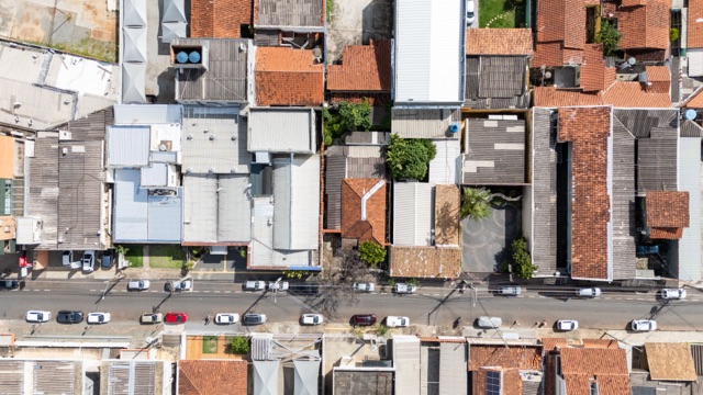 Lote Comercial com Construção em localização estratégica na Avenida Castelo Branco no Setor Coimbra em Goiânia  - Foto