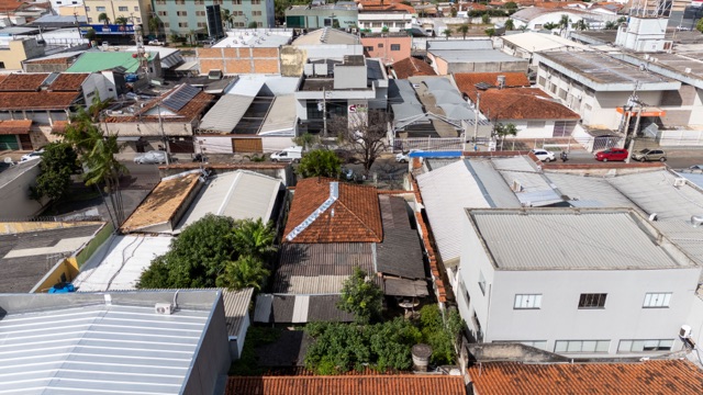 Lote Comercial com Construção em localização estratégica na Avenida Castelo Branco no Setor Coimbra em Goiânia  - Foto