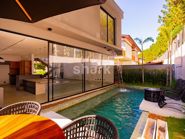 Casa com 330m² 4 quartos e 6 banheiros, à venda ou para alugar, no bairro Alphaville em Santana de Parnaíba