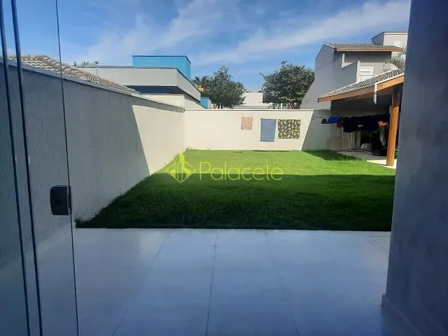 Casa com 300m², à venda, no bairro Parque São Cristóvão em Taubaté