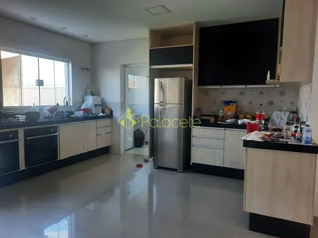 Casa com 300m², à venda, no bairro Parque São Cristóvão em Taubaté