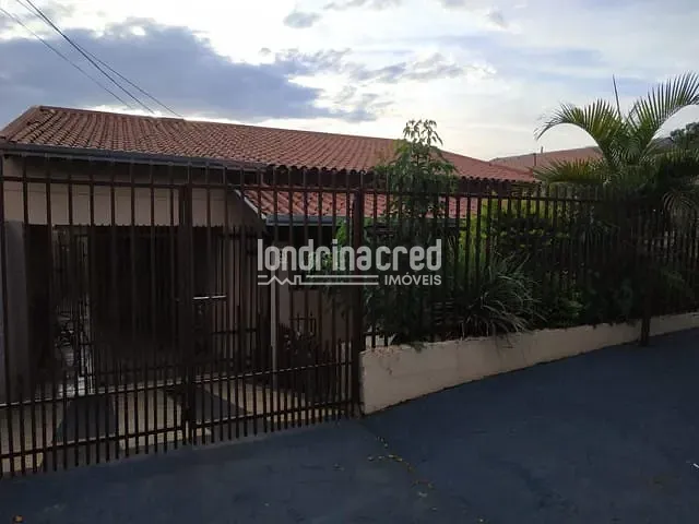 Casa à venda, no bairro Conjunto Habitacional Violim em Londrina