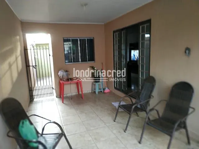 Casa à venda, no bairro Conjunto Habitacional Violim em Londrina