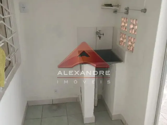 Casa com 250m² 1 quarto e 1 banheiro, para alugar, no bairro Jardim Ismênia em São José Dos Campos