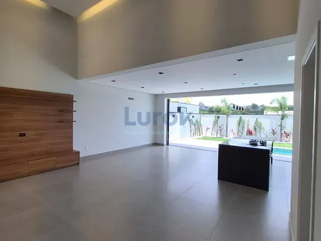 Casa com 300m² 2 quartos e 4 banheiros, à venda, no bairro Roncáglia em Valinhos