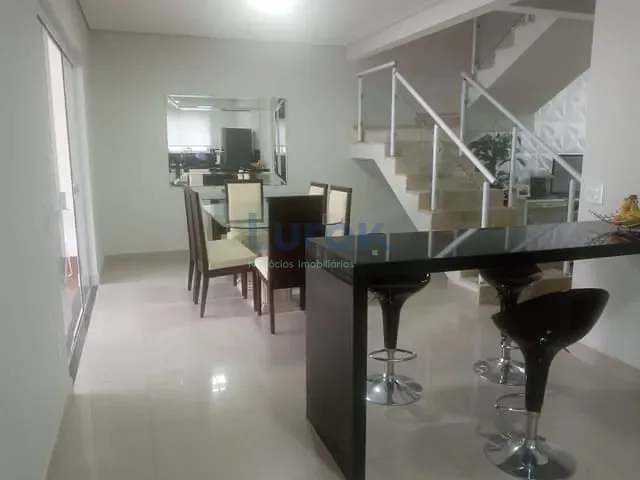 Casa com 300m² 3 quartos e 5 banheiros, para alugar, no bairro Roncáglia em Valinhos