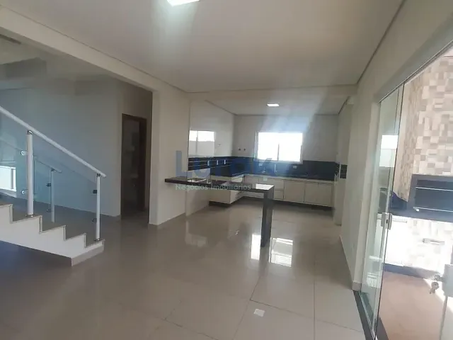 Casa com 300m² 3 quartos e 5 banheiros, para alugar, no bairro Roncáglia em Valinhos