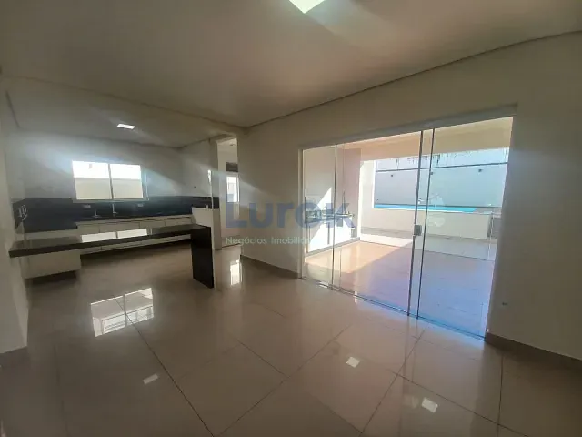 Casa com 300m² 3 quartos e 5 banheiros, para alugar, no bairro Roncáglia em Valinhos