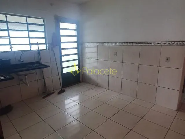 Casa 2 quartos e 1 banheiro, à venda, no bairro Conjunto Residencial Araretama em Pindamonhangaba